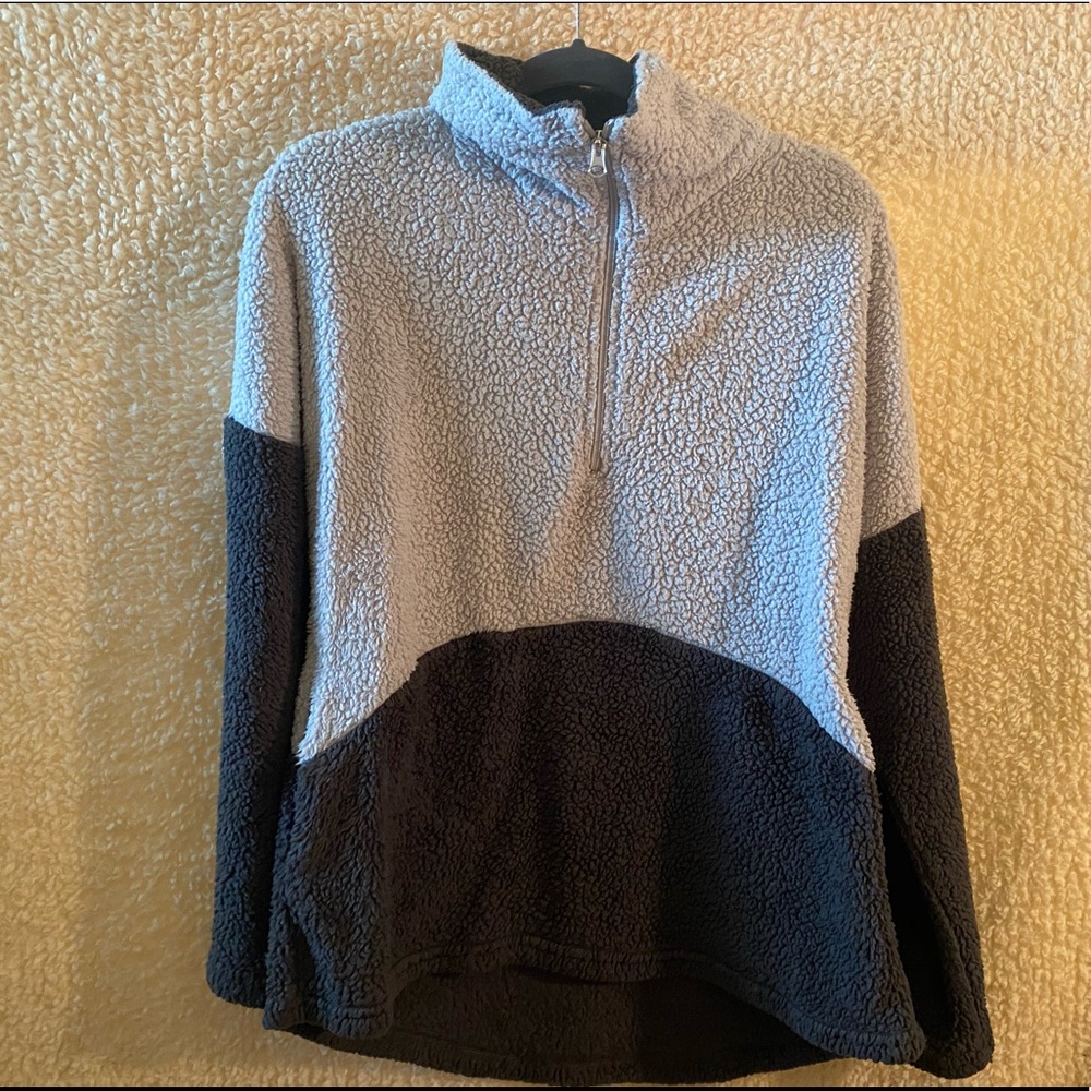 Soft gray sweater- HAS POCKETS